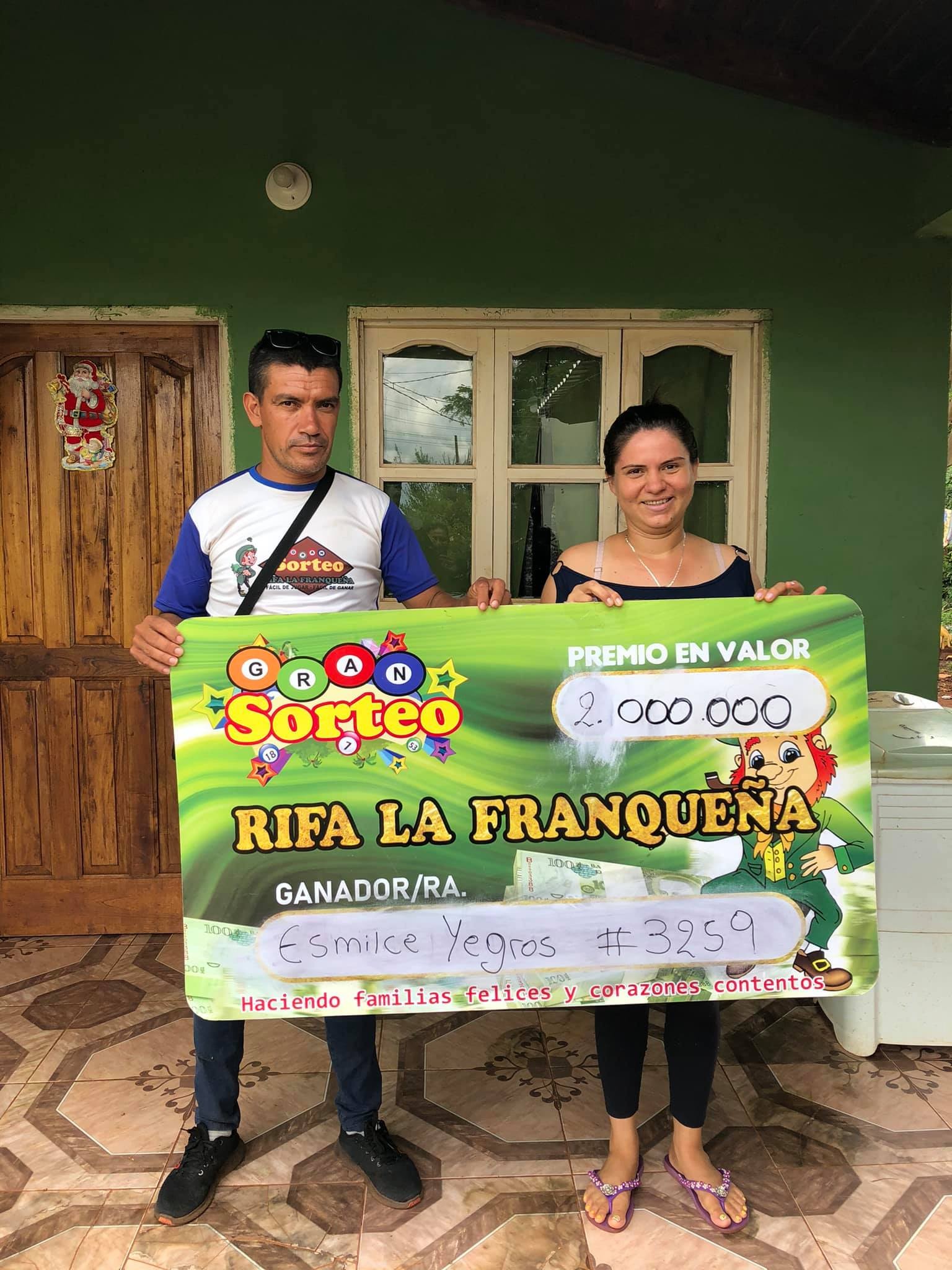 Esmilce Yegros barrio Santo Domingo nuestra primera ganadora del año 2021 se gana 2.000.000 gs con el número 3259