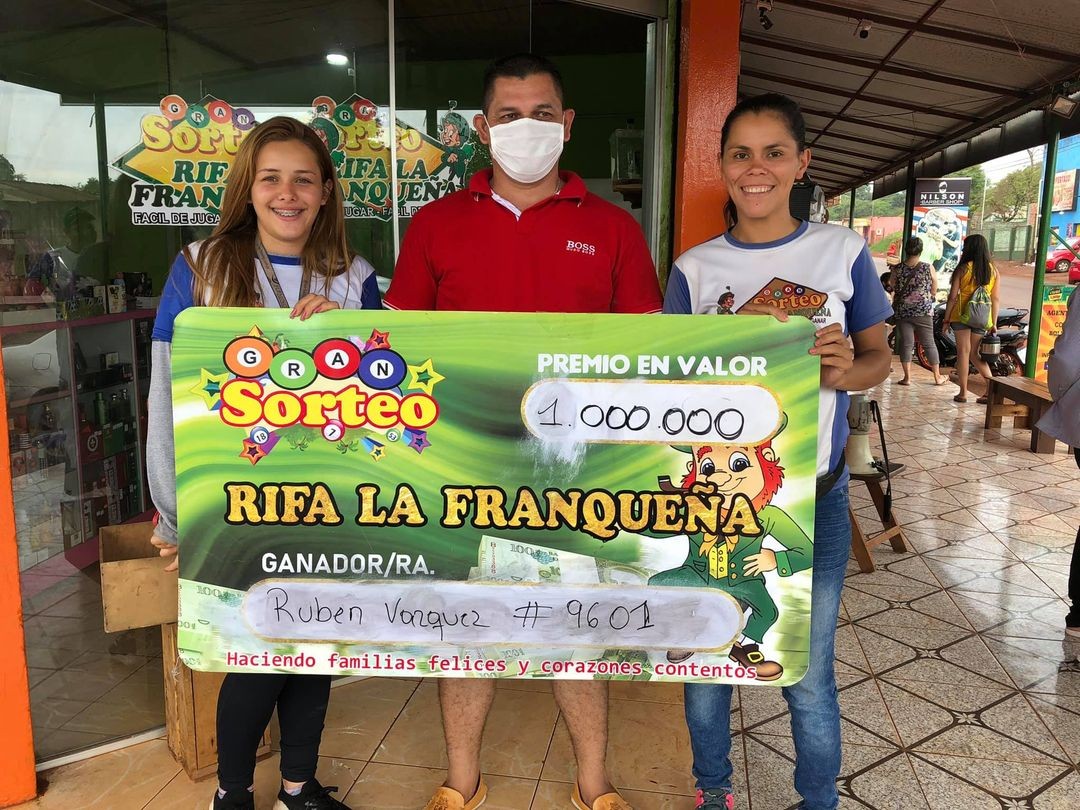 Ruben Vázquez ganador de 1.000.000 gs con el número 9601 del Barrio km7  Cuidad Nueva de Cde